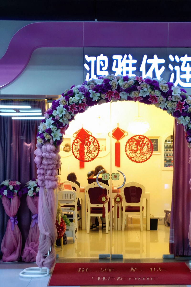 挂有中文招牌、装饰中式喜结的华人美甲店门面