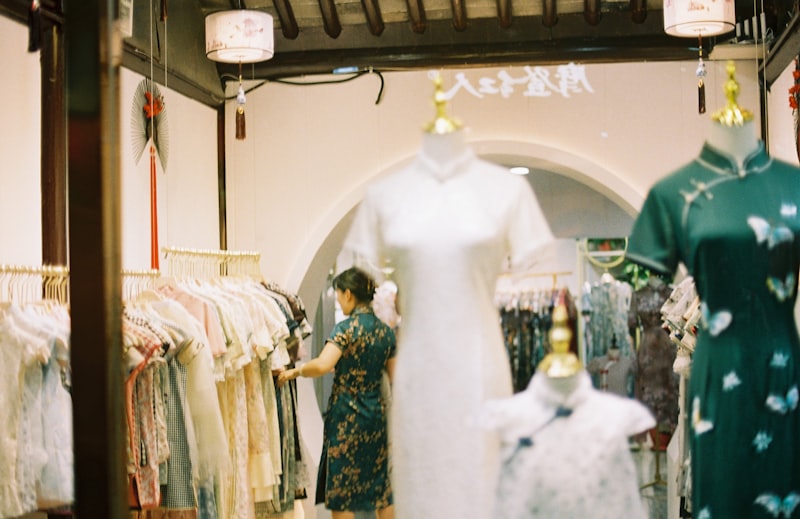 华人精品店内挂满中式旗袍的零售门店